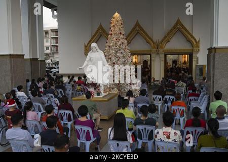 Gli amanti della chiesa cattolica tailandese e straniera partecipano alla vigilia di Natale in una chiesa di Bangkok, Thailandia, 24 dicembre 2021. (Foto di Anusak Laowilas/NurPhoto) Foto Stock