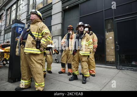 Il personale dei servizi medici di emergenza (EMS) è in attesa di ordini durante un incendio di un'auto al piano superiore di un garage di Midtown, il 24 dicembre 2021 a New York City USA. (Foto di John Lamparski/NurPhoto) Foto Stock