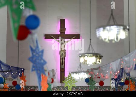 I devoti cristiani celebrano il giorno di Natale nella Chiesa del Santo Rosario il 25 dicembre 2021, a Dhaka, Bangladesh. (Foto di Syed Mahamudur Rahman/NurPhoto) Foto Stock