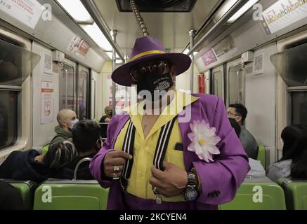 Pablo Estevez, pachuco, posa all'interno di una macchina metropolitana di Città del Messico durante l'emergenza sanitaria COVID-19 e il semaforo verde epidemiologico della città. È uno stile di essere e vestirsi che è emerso negli anni '1930s tra i giovani nella zona di confine del Messico e degli Stati Uniti. Il vestito di zoot del baggy è emerso in Harlem, New York 1930s, fra i musicisti jazz ed è stato denominato drappeggi. Successivamente, il suo uso si diffuse tra comunità non anglosassoni come italiani, ebrei e, infine, messicani. Il 25 dicembre 2021, a Città del Messico. (Foto di Gerardo Vieyra/NurPhoto) Foto Stock