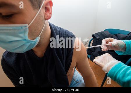 I centri di vaccinazione si sono ammassati anche durante le vacanze per la prevenzione. Molte prime dosi, ma procede soprattutto sulle dosi di richiamo, Rieti una delle città più colpite dalla variante di Omicron, lunghe code al di fuori dei centri di vaccinazione. Il centro di vaccinazione all'interno della caserma Vierdirosi, Rieti 26 dicembre 2021. (Foto di Riccardo Fabi/NurPhoto) Foto Stock