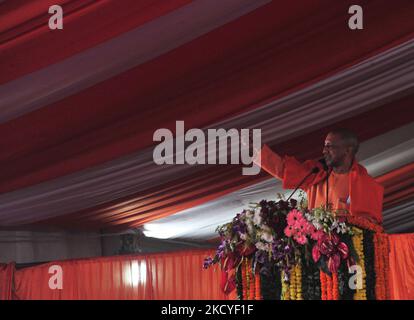 Il primo ministro dello stato di Utttar Pradesh, Yogi Adityanath, parla durante un raduno pubblico ad Allahabad il 26,2021 dicembre. (Foto di Ritesh Shukla/NurPhoto) Foto Stock