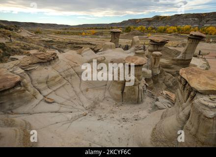 Vista generale di Hoodoos, giganti di arenaria visto 16 km a sud-est di Drumheller. Badlands. Mercoledì 29 settembre 2021, a Drumheller, Alberta, Canada. (Foto di Artur Widak/NurPhoto) Foto Stock