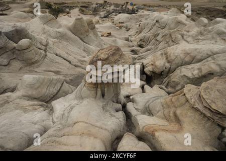 Vista di Hoodoos, giganti di arenaria visto 16 km a sud-est di Drumheller. Badlands. Mercoledì 29 settembre 2021, a Drumheller, Alberta, Canada. (Foto di Artur Widak/NurPhoto) Foto Stock