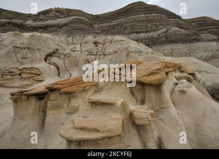 Vista di Hoodoos, giganti di arenaria visto 16 km a sud-est di Drumheller. Badlands. Mercoledì 29 settembre 2021, a Drumheller, Alberta, Canada. (Foto di Artur Widak/NurPhoto) Foto Stock