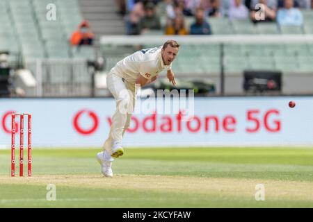 Ollie Robinson of England bocce durante il secondo giorno del terzo Test Match nella serie Ashes tra Australia e Inghilterra a Melbourne Cricket Ground il 27 dicembre 2021 a Melbourne, Australia. ( Foto di Izhar Khan/NurPhoto). (Solo per uso editoriale) Foto Stock