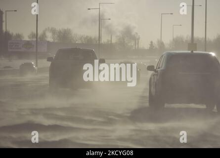 Calgary Trail a sud di Edmonton, visto al mattino a temperature basse fino a -30C. Le zone di Edmonton e dell'Alberta settentrionale stanno vivendo un periodo prolungato di condizioni di freddo estremo. Le avvertenze di gelo estremo sono state emesse mentre le temperature di vento freddo fra -40 e -55 rimangono questa sera, comportante i rischi per la salute aumentati quali il congelamento e l'ipotermia. Lunedì 27 dicembre 2021, a Edmonton, Alberta, Canada. (Foto di Artur Widak/NurPhoto) Foto Stock