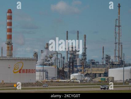 Il terminal di Enbridge e i gasdotti accanto alla raffineria Suncor Energy a Sherwood Park. Domenica 12 settembre 2021, a Sherwood Park, Alberta, Canada. (Foto di Artur Widak/NurPhoto) Foto Stock