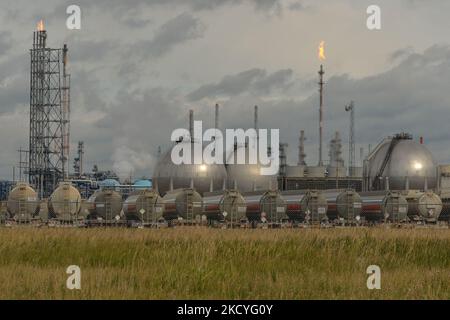 Serbatoi di petrolio parcheggiati presso la raffineria di Suncor Energy Edmonton a Sherwood Park. Domenica 12 settembre 2021, a Sherwood Park, Alberta, Canada. (Foto di Artur Widak/NurPhoto) Foto Stock