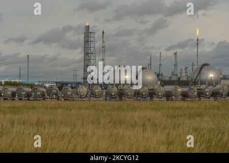 Serbatoi di petrolio parcheggiati presso la raffineria di Suncor Energy Edmonton a Sherwood Park. Domenica 12 settembre 2021, a Sherwood Park, Alberta, Canada. (Foto di Artur Widak/NurPhoto) Foto Stock