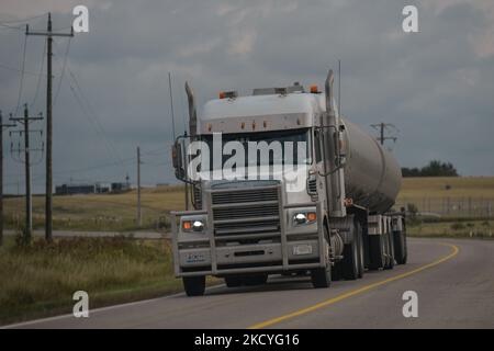 Un camion petrolifero visto fuori dalla raffineria di Suncor Energy Edmonton a Sherwood Park. Domenica 12 settembre 2021, a Sherwood Park, Alberta, Canada. (Foto di Artur Widak/NurPhoto) Foto Stock