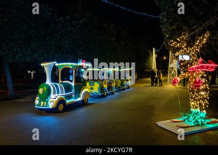 Installazioni leggere in occasione delle vacanze natalizie nella villa comunale di Trani il 28 dicembre 2021. Le luci di Natale di Trani, oltre alle luci di Villa Comunale, hanno sicuramente cambiato lo sguardo di Piazza Duomo di Trani, con l'albero e la presepe, in chiave natalizia, grazie alla conferma della preziosa iniziativa della Fondazione Seca, In collaborazione con il lavoro di don uva Bisceglie e con il sostegno del comune di Trani. (Foto di Davide Pischettola/NurPhoto) Foto Stock