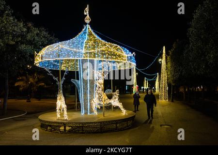 Installazioni leggere in occasione delle vacanze natalizie nella villa comunale di Trani il 28 dicembre 2021. Le luci di Natale di Trani, oltre alle luci di Villa Comunale, hanno sicuramente cambiato lo sguardo di Piazza Duomo di Trani, con l'albero e la presepe, in chiave natalizia, grazie alla conferma della preziosa iniziativa della Fondazione Seca, In collaborazione con il lavoro di don uva Bisceglie e con il sostegno del comune di Trani. (Foto di Davide Pischettola/NurPhoto) Foto Stock