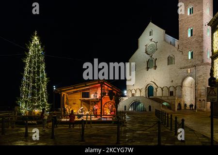 L'albero di Natale e la presepe in Piazza Duomo in occasione delle festività natalizie di Trani del 28 dicembre 2021. Le luci di Natale di Trani, oltre alle luci di Villa Comunale, hanno sicuramente cambiato lo sguardo di Piazza Duomo di Trani, con l'albero e la presepe, in chiave natalizia, grazie alla conferma della preziosa iniziativa della Fondazione Seca, In collaborazione con il lavoro di don uva Bisceglie e con il sostegno del comune di Trani. (Foto di Davide Pischettola/NurPhoto) Foto Stock