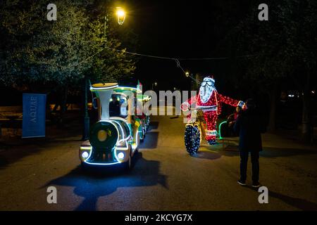 Installazioni leggere in occasione delle vacanze natalizie nella villa comunale di Trani il 28 dicembre 2021. Le luci di Natale di Trani, oltre alle luci di Villa Comunale, hanno sicuramente cambiato lo sguardo di Piazza Duomo di Trani, con l'albero e la presepe, in chiave natalizia, grazie alla conferma della preziosa iniziativa della Fondazione Seca, In collaborazione con il lavoro di don uva Bisceglie e con il sostegno del comune di Trani. (Foto di Davide Pischettola/NurPhoto) Foto Stock