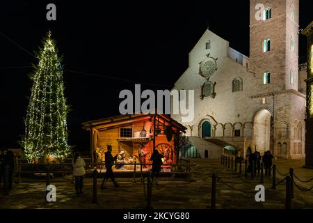 L'albero di Natale e la presepe in Piazza Duomo in occasione delle festività natalizie di Trani del 28 dicembre 2021. Le luci di Natale di Trani, oltre alle luci di Villa Comunale, hanno sicuramente cambiato lo sguardo di Piazza Duomo di Trani, con l'albero e la presepe, in chiave natalizia, grazie alla conferma della preziosa iniziativa della Fondazione Seca, In collaborazione con il lavoro di don uva Bisceglie e con il sostegno del comune di Trani. (Foto di Davide Pischettola/NurPhoto) Foto Stock