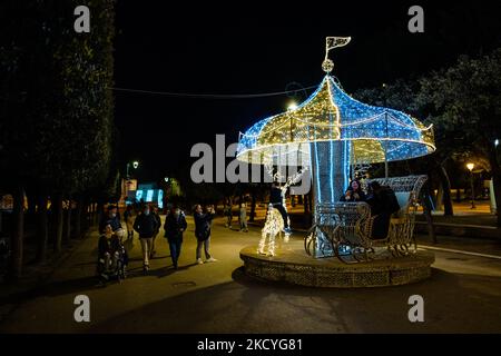 Installazioni leggere in occasione delle vacanze natalizie nella villa comunale di Trani il 28 dicembre 2021. Le luci di Natale di Trani, oltre alle luci di Villa Comunale, hanno sicuramente cambiato lo sguardo di Piazza Duomo di Trani, con l'albero e la presepe, in chiave natalizia, grazie alla conferma della preziosa iniziativa della Fondazione Seca, In collaborazione con il lavoro di don uva Bisceglie e con il sostegno del comune di Trani. (Foto di Davide Pischettola/NurPhoto) Foto Stock