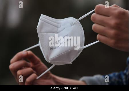 Donna che indossa una maschera FFP2 Covid19 a l'Aquila il 28 dicembre 2021. Il FFP2 è obbligatorio per alcuni luoghi in Italia come cinema, stadi e teatri (Foto di Lorenzo di Cola/NurPhoto) Foto Stock