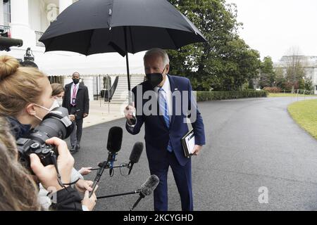 Il presidente DEGLI STATI UNITI Joe Biden parla al giornalista circa la pandemia di Covid 19 prima di imbarcarsi a Marine One in rotta per Delaware dalla Casa Bianca oggi il 27 dicembre 2021 al South Lawn/Casa Bianca a Washington DC, USA. (Foto di Lenin Nolly/NurPhoto) Foto Stock