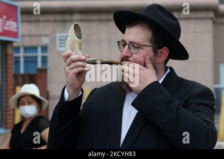 Rabbi soffia lo shofar (un corno di arieti) durante la festa di Rosh Hashanah (il capodanno ebraico) a Toronto, Ontario, Canada il 07 settembre 2021. A causa del romanzo coronavirus (COVID-19) i rabbini pandemici da tutta la città offrivano speciali soffiamenti dello shofar lungo gli angoli della strada nei quartieri ebrei attraverso la città permettendo ai fedeli di mantenere l'allontanamento sociale (allontanamento fisico) mentre si uniscono alla celebrazione di Rosh Hashanah. Lo shofar è usato principalmente su Rosh Hashanah ed è consuetudine soffiare lo shofar 100 o 101 volte su ogni giorno di Rosh Hashanah. (Foto di Creative Touch IMA Foto Stock