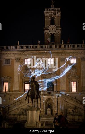 Capolavori del patrimonio artistico romano sono proiettati sulla facciata di Palazzo Senatorio il 29 dicembre 2021 a Roma. Fino al gennaio 6, una serie di proiezioni artistiche illuminano Palazzo Senatorio con immagini e luci che espongono disegni dei protagonisti del Rinascimento romano (Foto di Andrea Ronchini/NurPhoto) Foto Stock