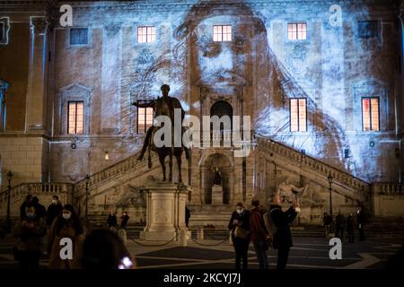 Capolavori del patrimonio artistico romano sono proiettati sulla facciata di Palazzo Senatorio il 29 dicembre 2021 a Roma. Fino al gennaio 6, una serie di proiezioni artistiche illuminano Palazzo Senatorio con immagini e luci che espongono disegni dei protagonisti del Rinascimento romano (Foto di Andrea Ronchini/NurPhoto) Foto Stock