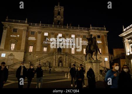 Capolavori del patrimonio artistico romano sono proiettati sulla facciata di Palazzo Senatorio il 29 dicembre 2021 a Roma. Fino al gennaio 6, una serie di proiezioni artistiche illuminano Palazzo Senatorio con immagini e luci che espongono disegni dei protagonisti del Rinascimento romano (Foto di Andrea Ronchini/NurPhoto) Foto Stock