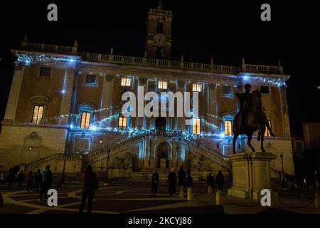 Capolavori del patrimonio artistico romano sono proiettati sulla facciata di Palazzo Senatorio il 29 dicembre 2021 a Roma. Fino al gennaio 6, una serie di proiezioni artistiche illuminano Palazzo Senatorio con immagini e luci che espongono disegni dei protagonisti del Rinascimento romano (Foto di Andrea Ronchini/NurPhoto) Foto Stock