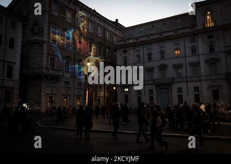 Capolavori del patrimonio artistico romano sono proiettati sulla Piazza Navona il 30 dicembre 2021 a Roma. Fino al gennaio 6, una serie di proiezioni artistiche si illuminano in Piazza Navona con immagini e luci che mostrano disegni dei protagonisti del Rinascimento romano del progetto 'Nascimento. (Foto di Andrea Ronchini/NurPhoto) Foto Stock