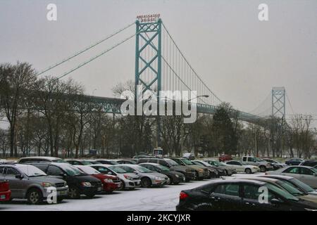 Il ponte Ambassador visto durante una tempesta di neve a Windsor, Ontario Canada. Il ponte attraversa il fiume Detroit tra Detroit, Michigan e Windsor, Ontario. Windsor-Detroit è il valico di frontiera più trafficato, con oltre 7.000 camion che attraversano in media ogni giorno. (Foto di Creative Touch Imaging Ltd./NurPhoto) Foto Stock