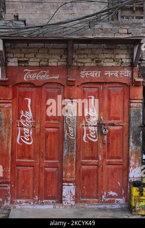 Annunci coke dipinte sulle porte di un negozio nell'antica città medievale di Bhaktapur in Nepal. (Foto di Creative Touch Imaging Ltd./NurPhoto) Foto Stock