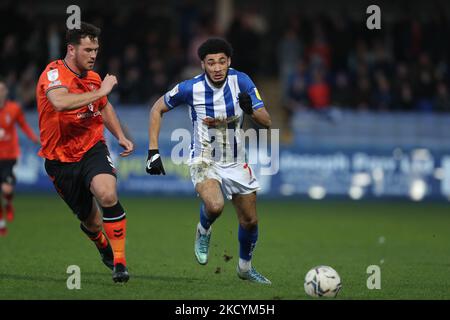 Tyler Burey di Hartlepool United in azione con Harrison McGahey di Oldham Athletic durante la partita della Sky Bet League 2 tra Hartlepool United e Oldham Athletic a Victoria Park, Hartlepool sabato 1st gennaio 2022. (Foto di Mark Fletcher /MI News/NurPhoto) Foto Stock