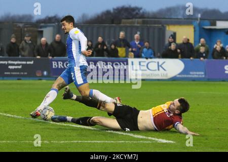 Josh Gordon of Barrow spara durante la partita della Sky Bet League 2 tra Barrow e Bradford City a Holker Street, Barrow-in-Furness sabato 1st gennaio 2022.(Foto di Will Matthews /MI News/NurPhoto) Foto Stock