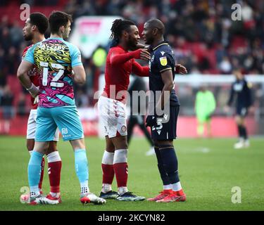 Antoine Semenyo di Bristol City condivide a tempo pieno un abbraccio con Benik Afobe di Millwall dopo la vittoria di Bristol City nel 3-2 nella partita di campionato Sky Bet tra Bristol City e Millwall di Ashton Gate, Bristol, domenica 2nd gennaio 2022. (Foto di Kieran Riley/MI News/NurPhoto) Foto Stock