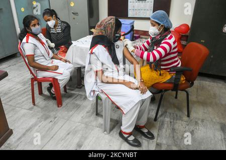 Gli studenti ricevono una dose di COVAXIN in un centro di vaccinazione allestito in una scuola di Kolkata , in India , il 3 gennaio 2022 . Il governo indiano ha aumentato la vaccinazione di tutti gli studenti e bambini di età superiore ai 15 anni, poiché il paese vede un aumento dei casi COVID-19 a causa della nuova variante di omicron del coronavirus . (Foto di Debarchan Chatterjee/NurPhoto) Foto Stock