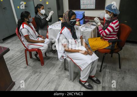 Gli studenti ricevono una dose di COVAXIN in un centro di vaccinazione allestito in una scuola di Kolkata , in India , il 3 gennaio 2022 . Il governo indiano ha aumentato la vaccinazione di tutti gli studenti e bambini di età superiore ai 15 anni, poiché il paese vede un aumento dei casi COVID-19 a causa della nuova variante di omicron del coronavirus . (Foto di Debarchan Chatterjee/NurPhoto) Foto Stock