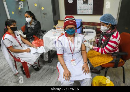 Gli studenti ricevono una dose di COVAXIN in un centro di vaccinazione allestito in una scuola di Kolkata , in India , il 3 gennaio 2022 . Il governo indiano ha aumentato la vaccinazione di tutti gli studenti e bambini di età superiore ai 15 anni, poiché il paese vede un aumento dei casi COVID-19 a causa della nuova variante di omicron del coronavirus . (Foto di Debarchan Chatterjee/NurPhoto) Foto Stock