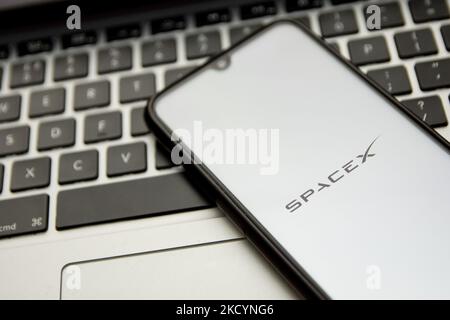 In questa foto è riportato un logo SpaceX visualizzato sullo schermo di uno smartphone con una parola chiave del computer sullo sfondo ad Atene, in Grecia, il 2 gennaio 2022. (Foto di Nikolas Kokovlis/NurPhoto) Foto Stock