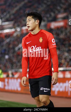 19 Lee Kang in di RCD Mallorca durante la partita di la Liga Santander tra RCD Mallorca e FC Barcelona allo stadio Son Moix il 02 gennaio 2022 a Mallorca, Spagna. (Foto di Xavier Bonilla/NurPhoto) Foto Stock