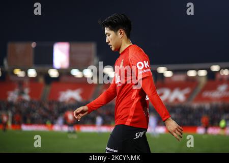 19 Lee Kang in di RCD Mallorca durante la partita di la Liga Santander tra RCD Mallorca e FC Barcelona allo stadio Son Moix il 02 gennaio 2022 a Mallorca, Spagna. (Foto di Xavier Bonilla/NurPhoto) Foto Stock