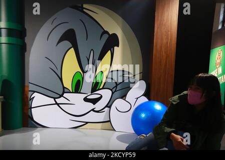 Una signora è vista all'interno della stanza di Jerry, ad un Tom and Jerry Exhibition a Taipei, mentre la situazione di Covid rimane stabile a Taiwan, a Taipei, Taiwan, 4 gennaio 2022. La mostra di Tom e Jerry, che è un'animazione americana tradizionale e famosa in tutto il mondo dell'intrattenimento Warner Brothers, durerà fino al 28 febbraio 2022. (Foto di Ceng Shou Yi/NurPhoto) Foto Stock