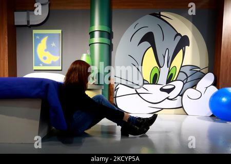 Una signora è vista all'interno della stanza di Jerry, ad un Tom and Jerry Exhibition a Taipei, mentre la situazione di Covid rimane stabile a Taiwan, a Taipei, Taiwan, 4 gennaio 2022. La mostra di Tom e Jerry, che è un'animazione americana tradizionale e famosa in tutto il mondo dell'intrattenimento Warner Brothers, durerà fino al 28 febbraio 2022. (Foto di Ceng Shou Yi/NurPhoto) Foto Stock