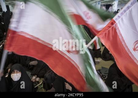 Le donne iraniane hanno velato le bandiere iraniane durante una cerimonia per celebrare il secondo anniversario di morte dell'ex comandante del corpo della Guardia rivoluzionaria Islamica (IRGC) Qasem Soleimani, nella Grande moschea di Imam Khomeini, nel centro di Teheran, il 3 gennaio 2022. L'Iran segna il secondo anniversario di morte dell'ex comandante del corpo della Guardia rivoluzionaria Islamica (IRGC) Quds Force, generale Qasem Soleimani, che ha ucciso in un attacco di droni USA all'aeroporto internazionale di Baghdad in Iraq. (Foto di Morteza Nikoubazl/NurPhoto) Foto Stock