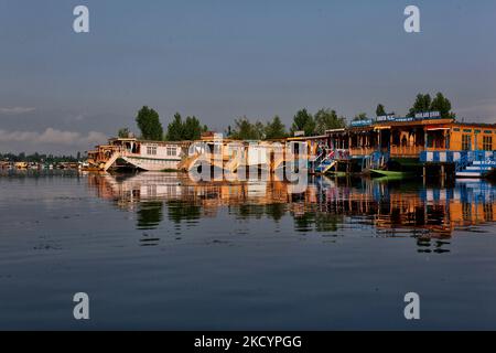 Case galleggianti lungo dal Lago a Srinagar, Kashmir, India, il 26 giugno 2010. (Foto di Creative Touch Imaging Ltd./NurPhoto) Foto Stock