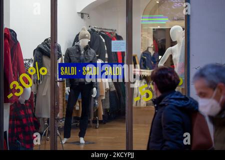 Negozi allestiti per le vendite di fine stagione, a Rieti, 4 gennaio 2022. (Foto di Riccardo Fabi/NurPhoto Foto Stock