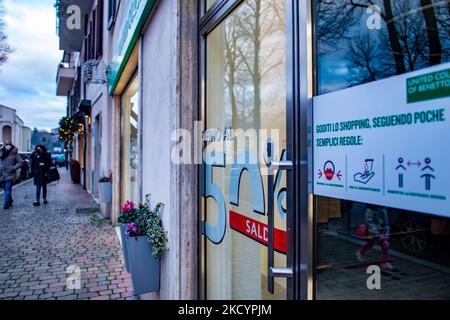 Negozi allestiti per le vendite di fine stagione, a Rieti, 4 gennaio 2022. (Foto di Riccardo Fabi/NurPhoto Foto Stock