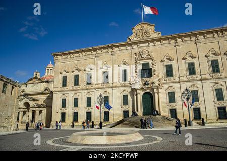 La gente cammina di fronte all'Auberge de Castille, sede dell'Ufficio del primo Ministro, a la Valletta, Malta il 24 novembre 2019. (Foto di Emmanuele Contini/NurPhoto) Foto Stock