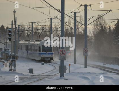 Auto Edmonton Light Rail Transit viste vicino alla stazione LRT di Southgate a Edmonton. Martedì 4 gennaio 2021, a Edmonton, Alberta, Canada. (Foto di Artur Widak/NurPhoto) Foto Stock