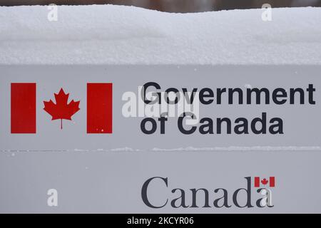 Un cartello con la bandiera nazionale canadese di fronte all'ingresso del Canada Place, la sede principale del governo federale di Edmonton. Martedì 4 gennaio 2021, a Edmonton, Alberta, Canada. (Foto di Artur Widak/NurPhoto) Foto Stock