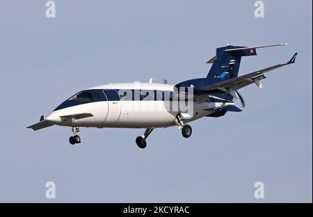 Piaggio P180 Evo Aircraft, di una compagnia privata, si prepara ad atterrare all'aeroporto di Barcellona, a Barcellona il 2022 gennaio. -- (Foto di Urbanandsport/NurPhoto) Foto Stock